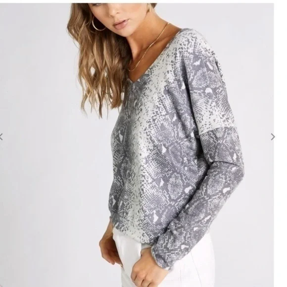 WILDFOX Python Stripe Daphne V-Neck long sleeve top - Picture 11 of 13